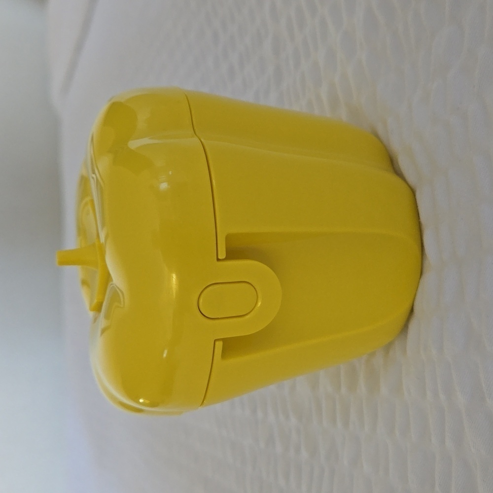 Tupperware Forget-me-not pepper keeper, yellow, like new